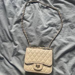 Beige väska  - Fler bilder skriv privat💞!! Frakt tillkommer❤️