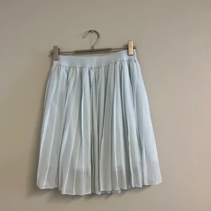 Ljusblå kjol från NA-KD  - Säljer denna fina kjol då den inte kommer till användning längre. Perfekt nu när det börjar bli varmare💗💗