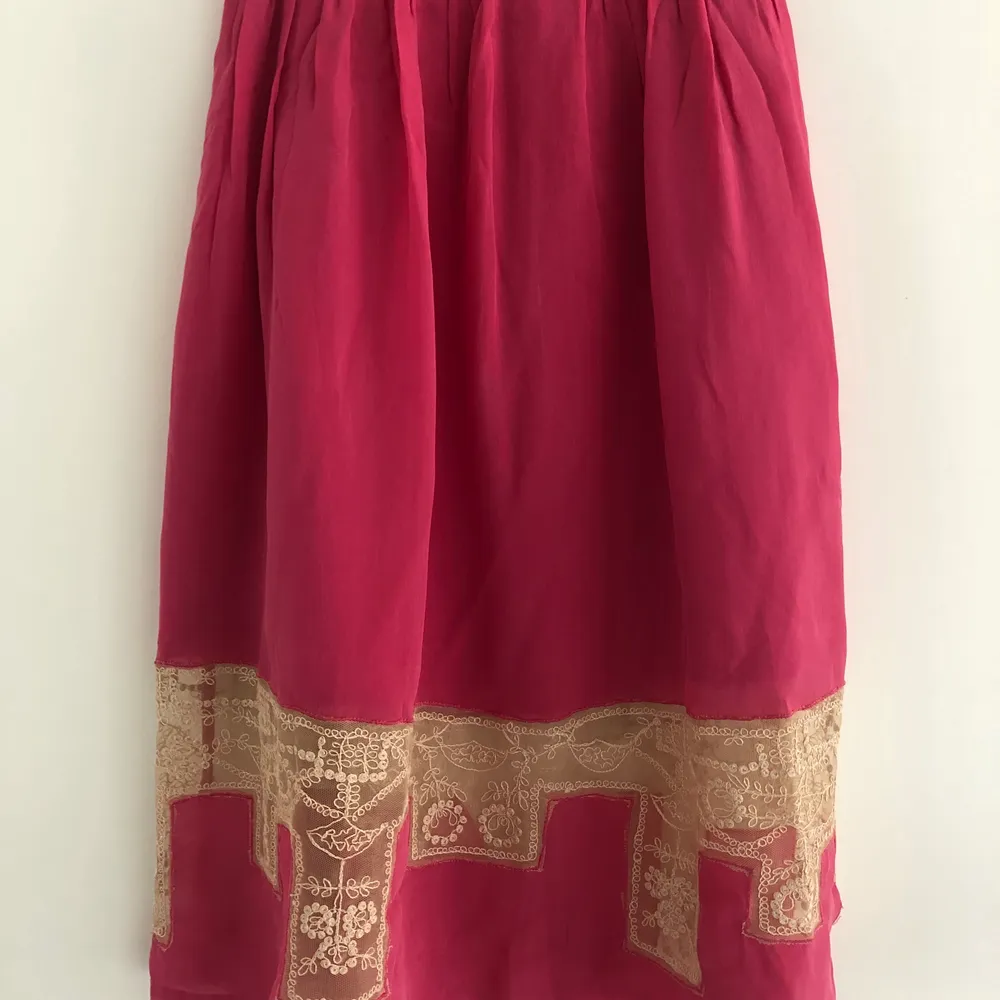 Fluid mid-length skirt in beautiful fuchsia colour. Never worn, in excellent condition, without tags. Kjolar.