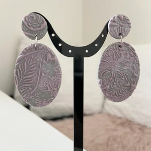 Örhängen  - Handgjorda örhängen av lera.Samfraktar. Kontakta för flera bilder eventuellt video. Storlek ca 5  cm Står ej för postens slarv Kontakta för nickelfri alternativ