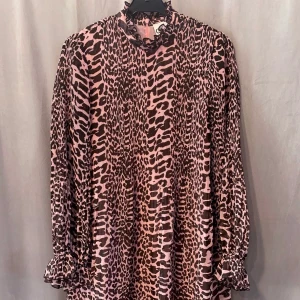 Ganni Kläning - Intressekoll på denna kläning från ganni 