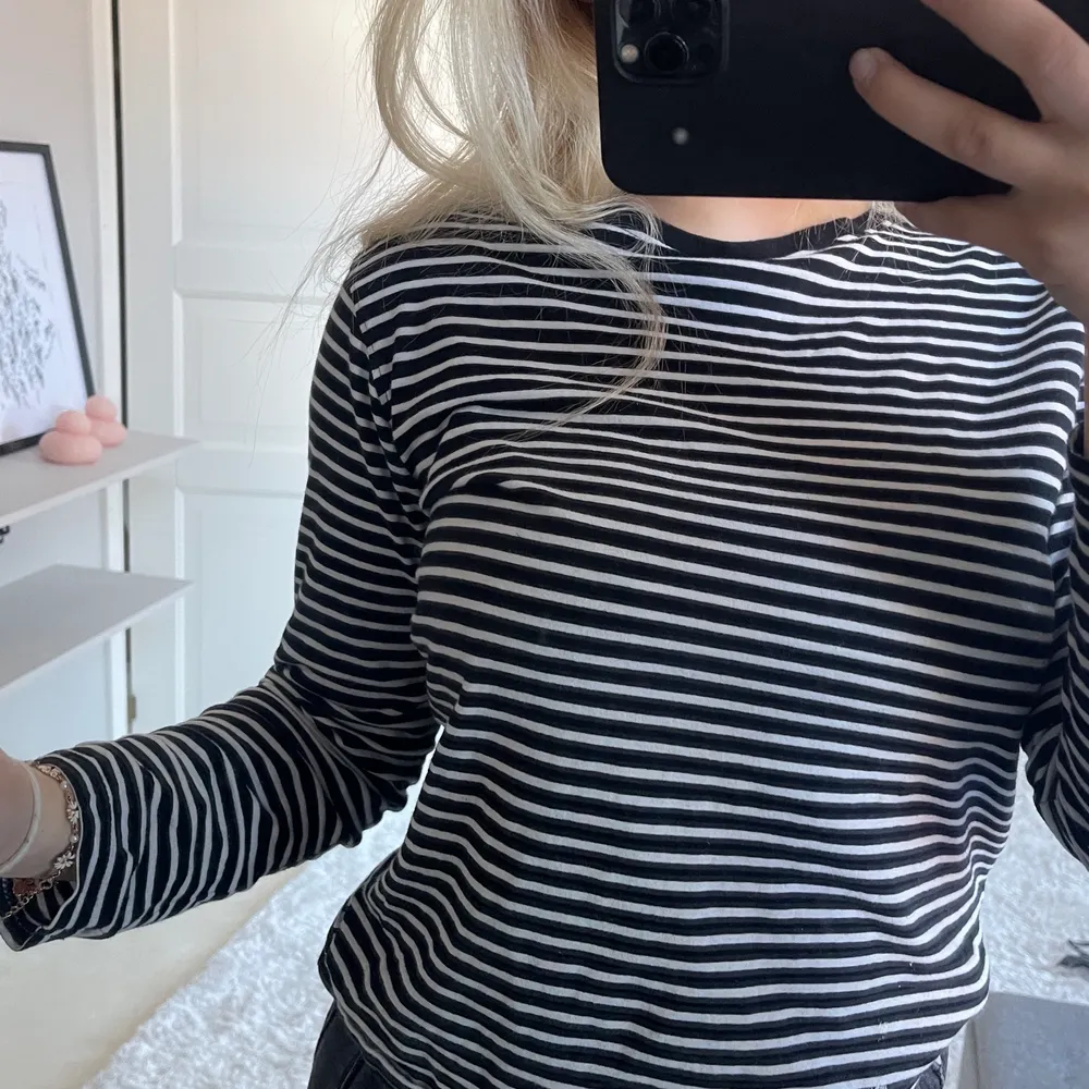En svart och vit randig tröja ifrån Cubus i storlek S⚡️💋 . Tröjor & Koftor.
