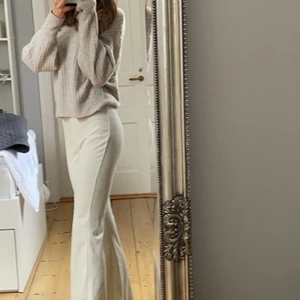 Vita mjukisbyxor  - Säljer dessa jättefina vit/beigea mjukisbyxor då dom aldrig har kommit till användning.💗 Perfekt längd på mig som är 165, prislappen finns kvar 🥰