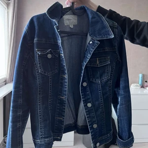 Jeansjacka  - I storlek S och passar väldigt fint till sommaren och våren. Jag har knappt använt.