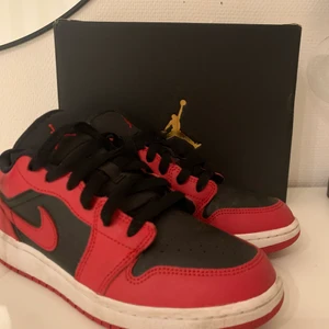 Jordan 1 - Äkta Jordan 1 low i storlek 38, köpta för 2 400. Säljer pga inte min stil längre. Knappt använda som i nyskick💕  Buda gärna💕