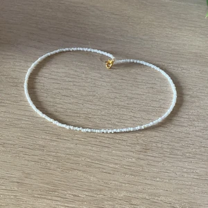 Vit halsband! - Säljer ett vit halsband för 20 kr + frakt! 
