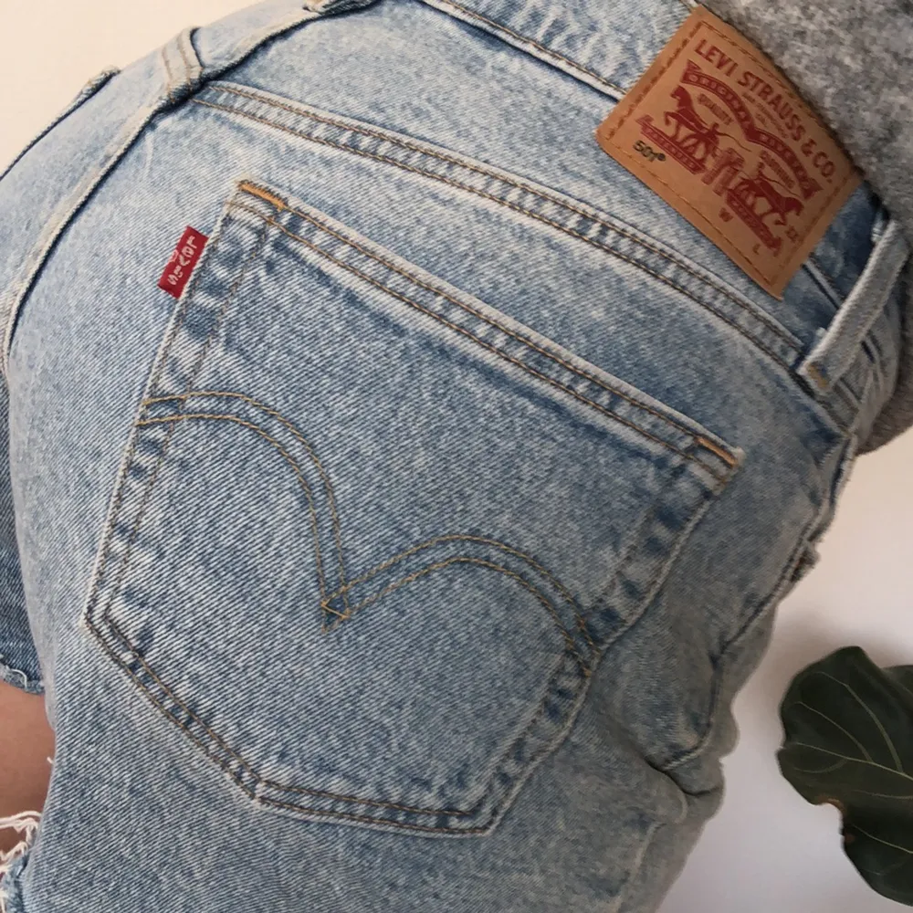 Klassiska Levis 501 jeansshorts storlek W29 (typ storlek M). Fint skick, använda en säsong. Säljes pga passar ej längre. . Shorts.