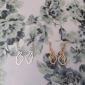 Örhängen  - Det finns I färgen Silver och Guld. Det är inte äkta.