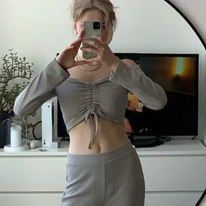 Set från nelly - Supefrint beiget set från NLY trend i storlek S. Byxorna går ner till marken på mig som är 175. Byxorna använda ett fåyal gånger och toppen nästan aldrig. 200kr för båda🥰