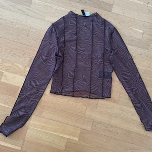 H&m - Brun siden tröja från h&m. Den är två veckor. Den är i storlek 165.
