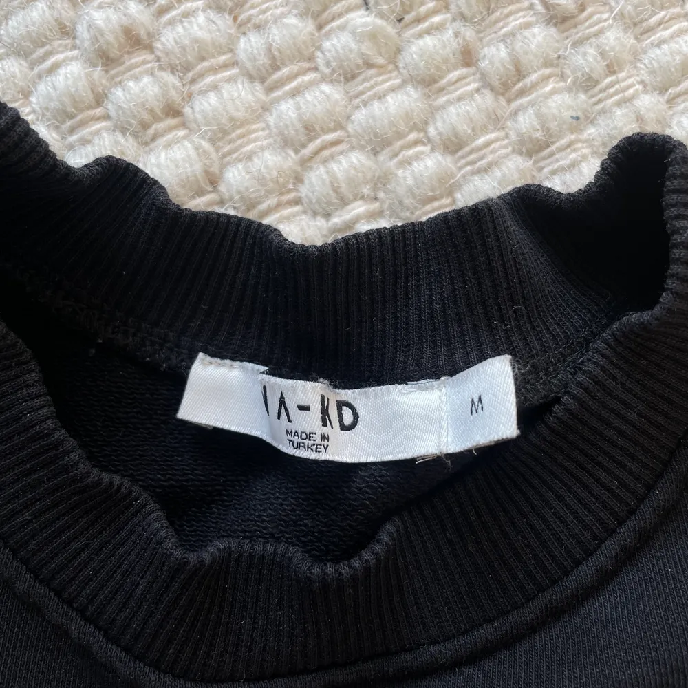 Svart sweatshirt från NAKD i storleken M, sitter snarare som en xs/s. Bra skick!. Tröjor & Koftor.