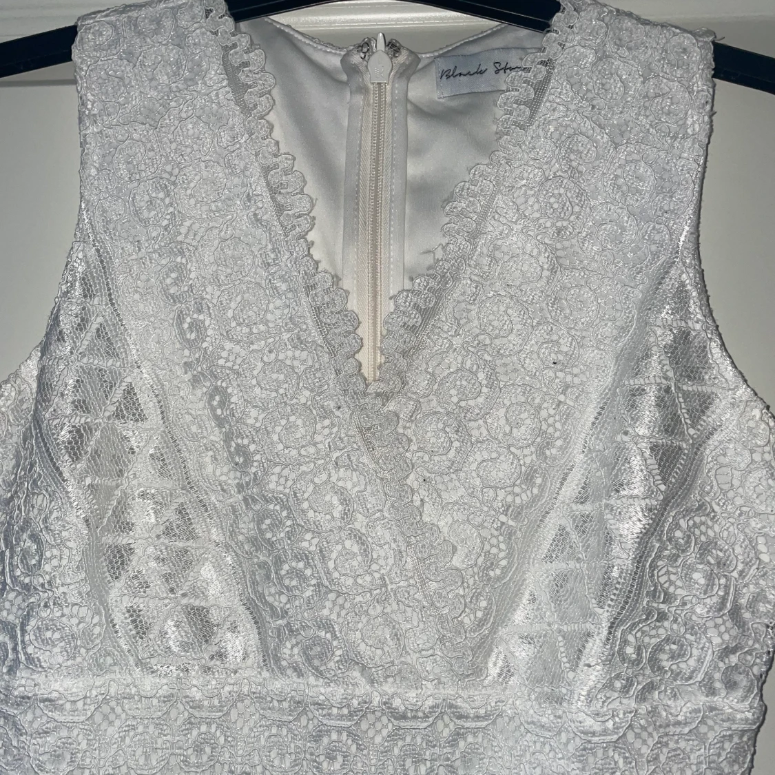 Jättefin vit klänning som är figursydd  - 90