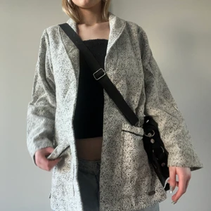 Jacka - Fickan är lite trasig men går att fixa enkelt med nål och tråd och oavsett går fickan fortfarande att använda som ficka🖤