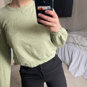 Super somrig mint grön tröja från Pull&bear. Köparen står för frakten💚