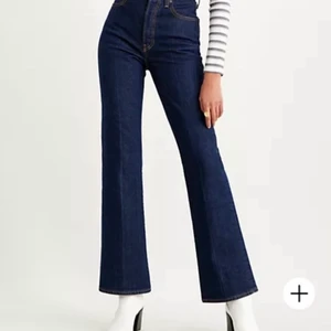 Levis ribcage bootcut strl 27 - Säljer mina sparsamt använda levis då de är lite för korta för mig som är 182… De är lite ljusare än byxorna på hemsidan men modellen är densamma. Skickar med post eller möts i Linköping<3
