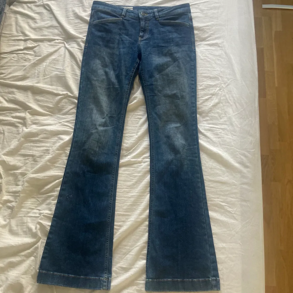 Supersnygga blå lågmidjade jeans från märket mexx. Tyvärr är jeansen för långa för mig utan klackskor under. Skriv för frågor. Frakt blir 66kr💖. Jeans & Byxor.