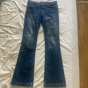 Supersnygga blå lågmidjade jeans från märket mexx. Tyvärr är jeansen för långa för mig utan klackskor under. Skriv för frågor. Frakt blir 66kr💖
