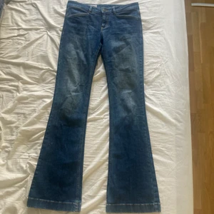 Lågmidjade jeans  - Supersnygga blå lågmidjade jeans från märket mexx. Tyvärr är jeansen för långa för mig utan klackskor under. Skriv för frågor. Frakt blir 66kr💖