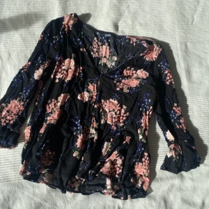 Blommig topp - Gullig topp, aldrig använd! Lapparna är tyvärr bortklippta men den passar mig som har storlek S/M.                         Frakt tillkommer