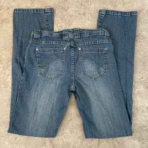 Lågmidjade jeans - Super snygga mörkblåa lågmidjade jeans från esmara kan skicka fler bilder vid intresse❣️lappen på storlek har försvunnit så skulle kunna gissa att filmtips är xs eller s
