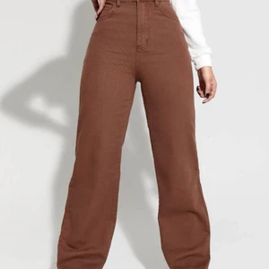 Mörkbruna jeans - De är mörkare i verkligheten än på bilden. De är stora för att vara XS