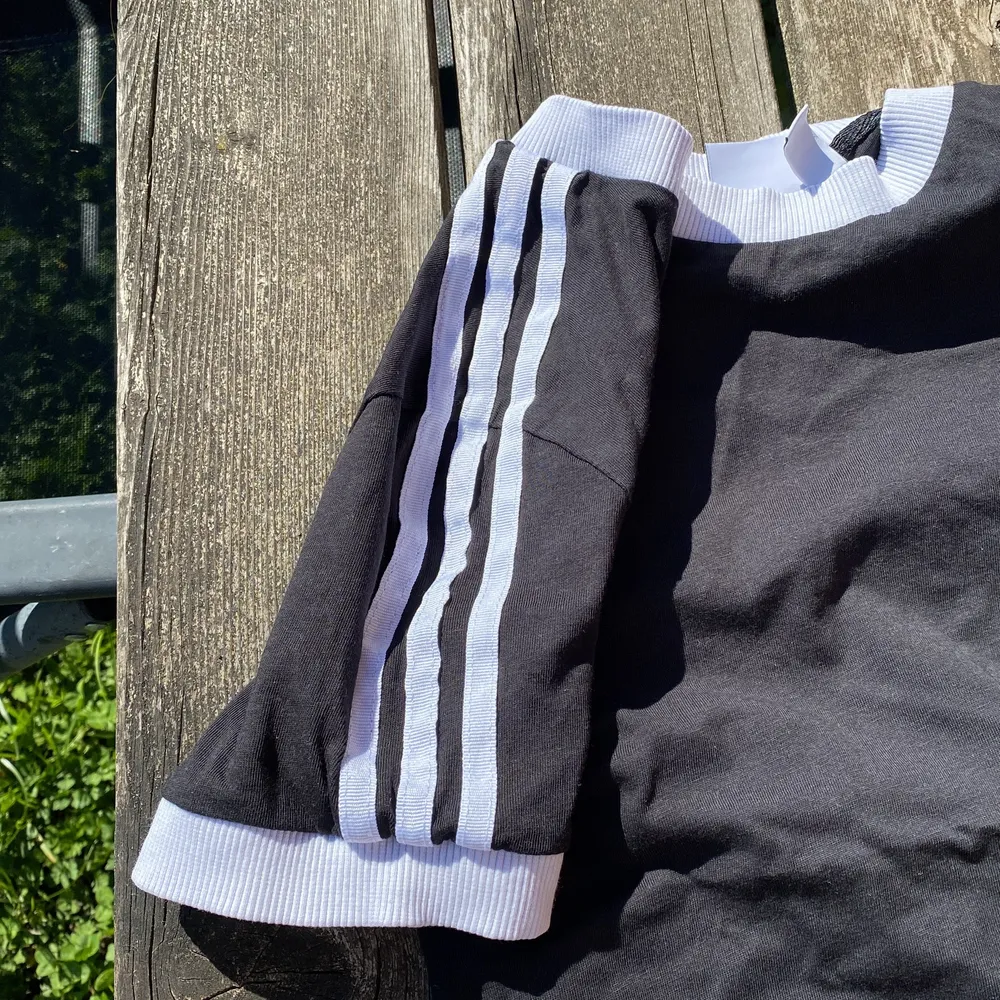 En fin Adidas tröja med svart färg ,storlek S, köpt den från dubai! Kostar 180kr köpt den för 300kr . T-shirts.