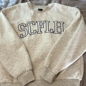 Collegetröja Riley sweater - Tröja från Gina tricot stl xs, ljusgrå. Begagnad men nyskick nypris 259kr 