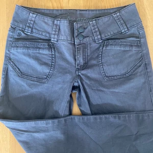 Jeans - Jättteee snygga jeans med super fina detaljer osv!! Dock är de försmå för mig tyvärr :((