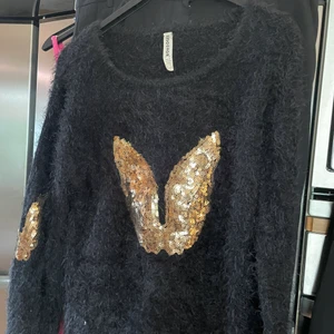 Fluffig tröja med paljetter - En fin och mysig tröja med paljetter. Storlek onesize men är ca en M , som ny . Köparen står för frakt 