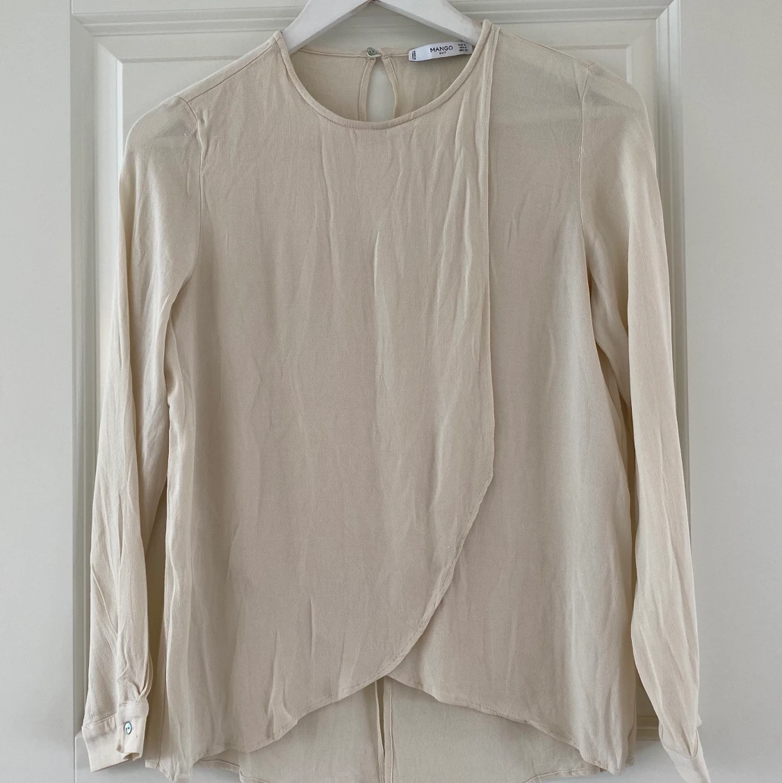 Ljus beige blus från Mango