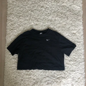 Cropad träningstopp - Croppad träningstopp från Nike i stl XS