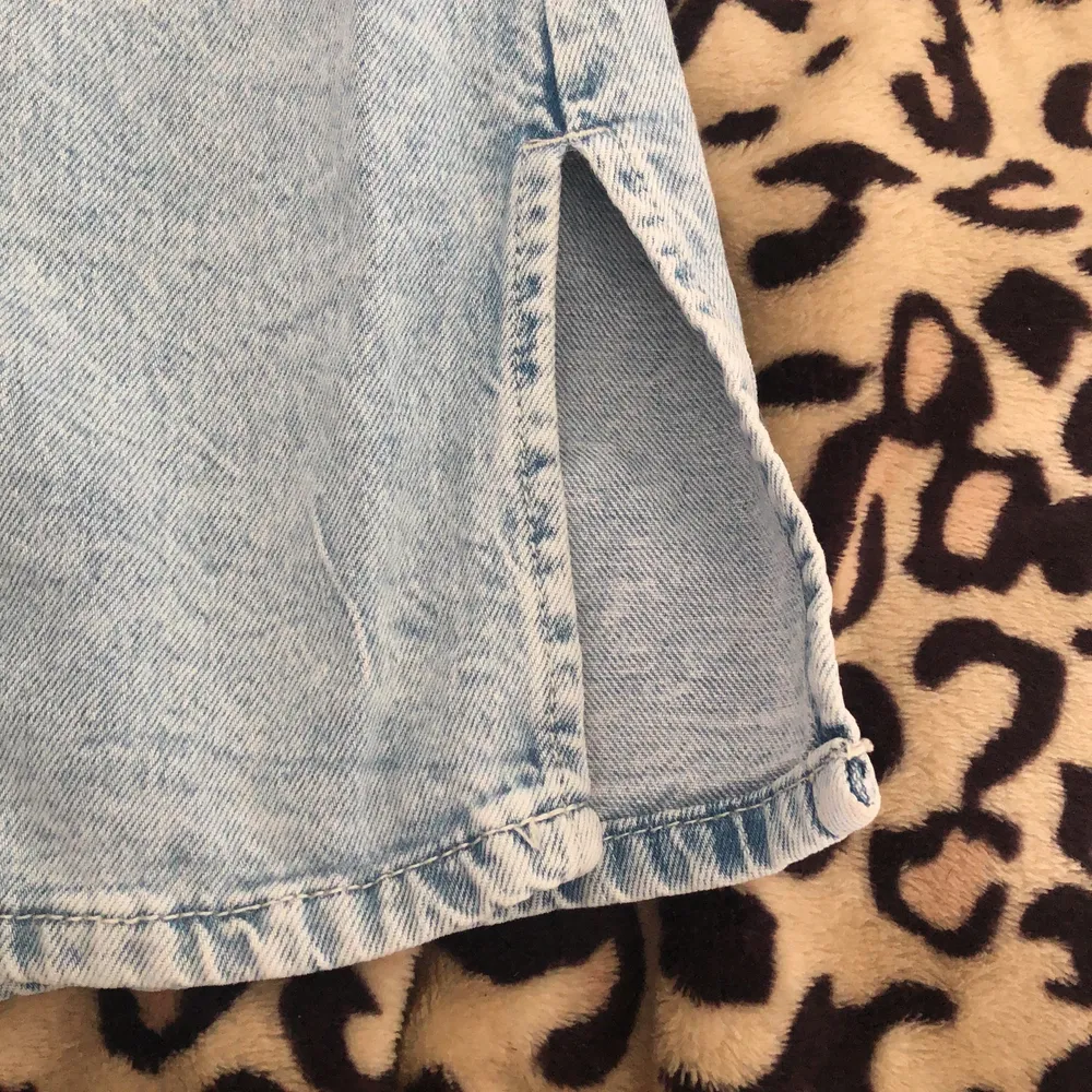 Säljer denna snygga jeans kjolen då den inte kommer till andvänding längre 💕 Kontakta om du är intresserad, köpare står för frakt 🤍 + jag är inte säker på frakten som står där nere . Kjolar.