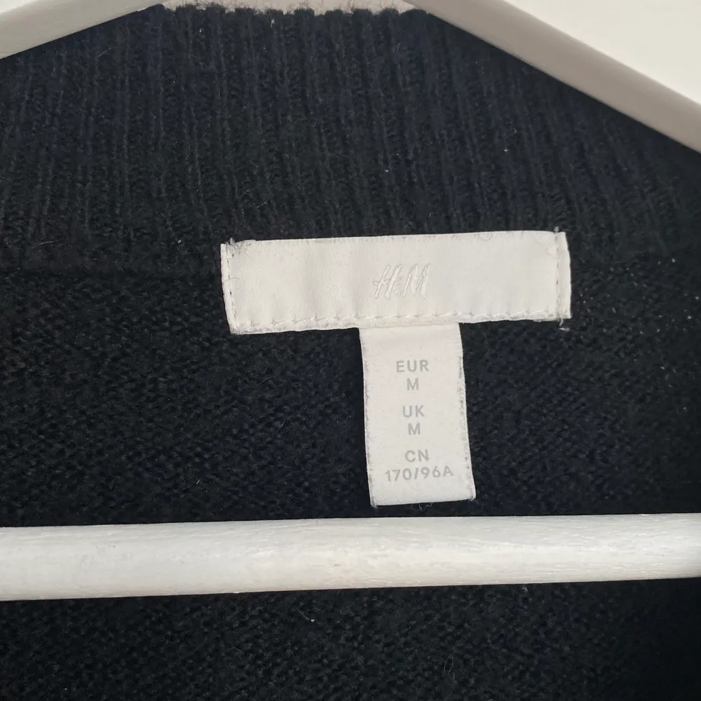 Säljer denna randiga stickade tröjan från H&M köpt för 200kr 🫶🏼 Använd, men ändå i hyfsat bra skick. Säljer för 120kr 🤍. Stickat.