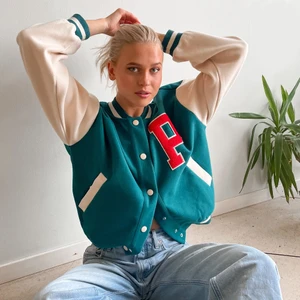 SNYGG Collage Jacka <3  - Säljer denna goding. Väldigt fint skick! Jag är 1,71 och har storlek M. 