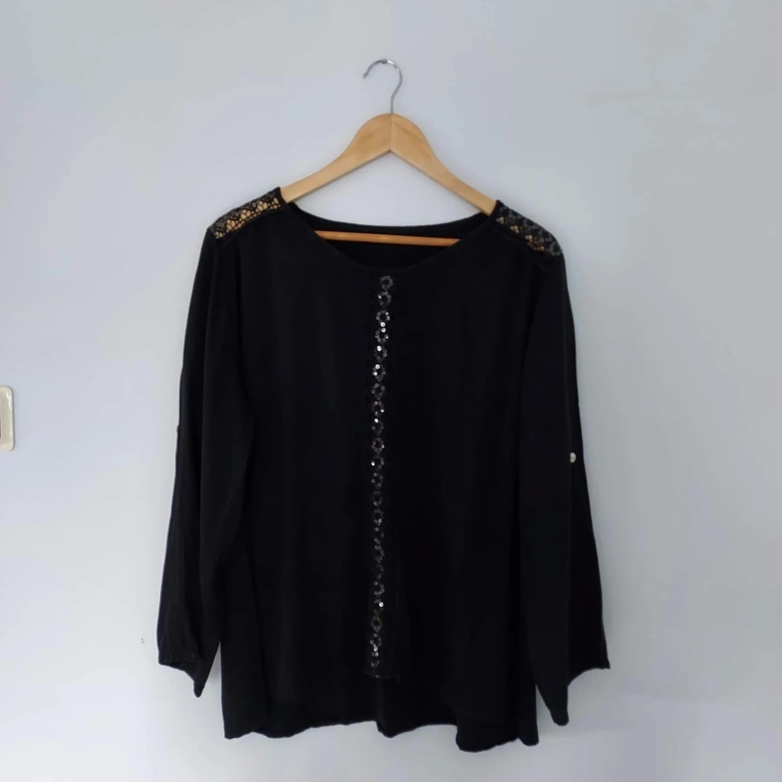 Blus med poljetter och justervar längd på ärmar