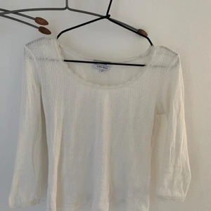 Topp från & Other Stories - Söt topp från & Other Stories i jättefint vitt/offwhite tyg med spetsdetalj längst urringningen och slutet på ärmarna. Bra skick!