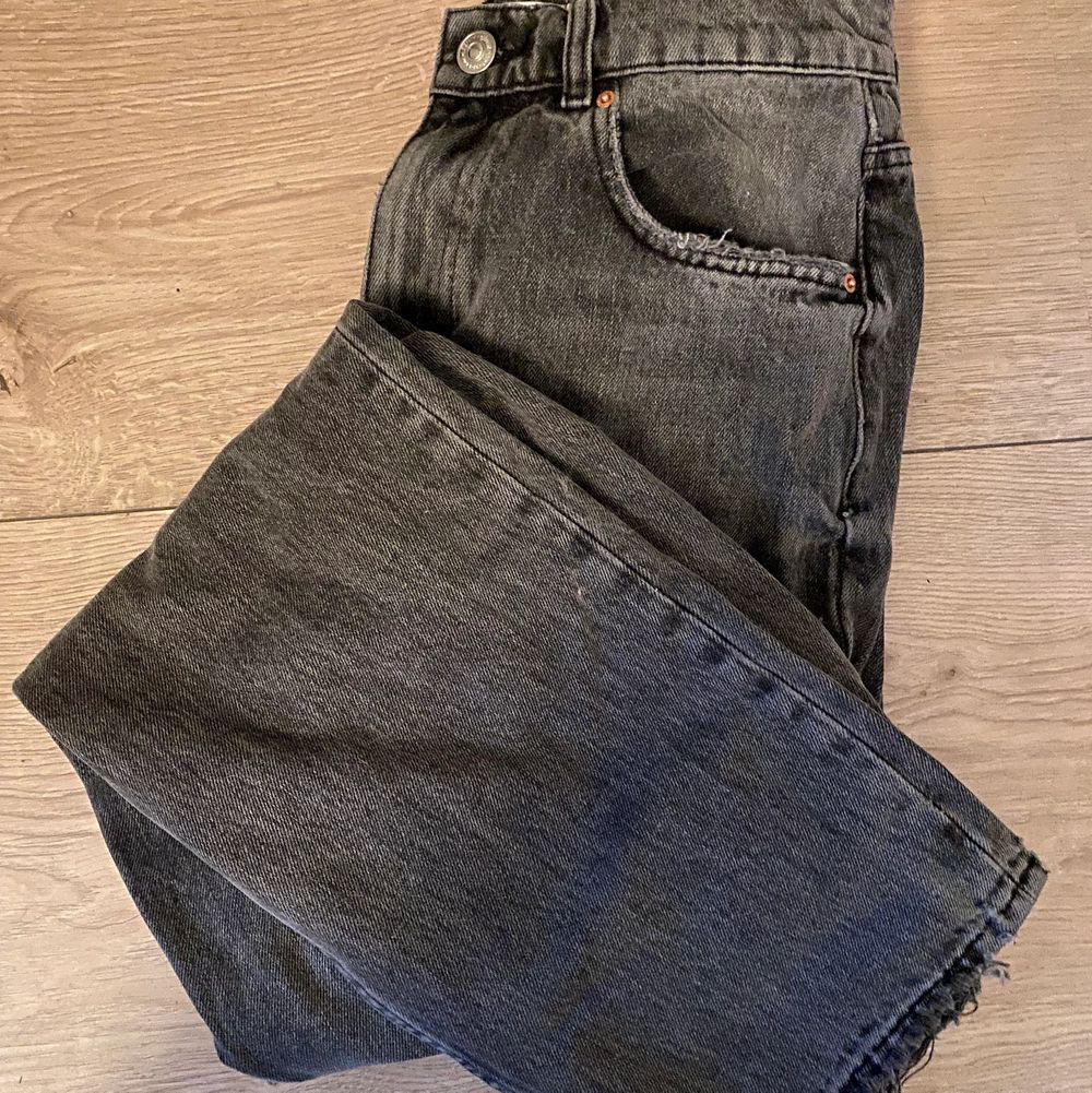 Grå Raka grå/svarta jeans | Plick Second Hand