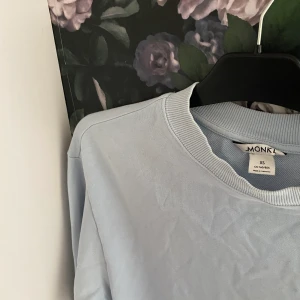 Blå tröja  - En superfin blå sweatshirt från monki. 50 kr + frakt💕