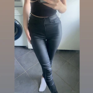 super snygga skinnbyxor  - säljer nu mina skinnbyxor pga att dom inte kommer till användning🤍 Dom är strl xs/32. Köptes för 399kr för två år sedan och sparsamt använda sen dess! Skriv till mig om ni undrar något! 💞