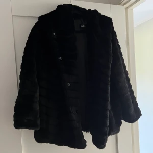 Pälsjacka - Säljer denna as snygga pälsjacka för den kommer inte till användning, den är perfekt för vintern och är så härlig att ha på sig. Köpt för 550kr 