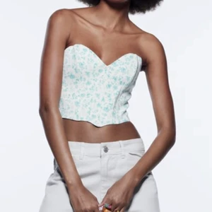 Korsett topp - Säljer denna superfina slutsålda korsett topp från Zara, skitsnygg till Jeans!!🥰 enbart provad. Köparen står för frakten