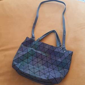 Light and meshable bag with small triangles of polyvinyl. 