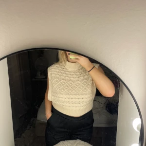 Slipover - En jättefin slipover tröja från GinaTricot i storlek S. Perfekt över en skjorta eller en långärmad tröja. Funkar precis som den är också! 💕🫶🏻🤍