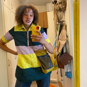 Tiger of Sweden väst - En härlig väst från Tiger of Sweden i stl S, lös passform, lite A formad typ.  Ryggen är 81 cm, så ganska lång och oversized modell.  Köpt från en kommission secondhand, den tillverkades enbart i ett fåtal exemplar, så unikt plagg