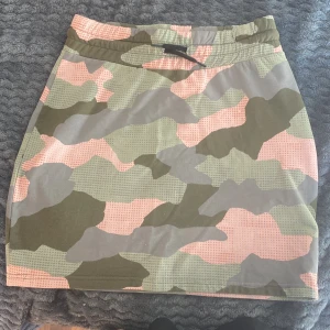 En ganska kort kjol - En ganska kort kjol från Lindex i storlek 158-164. Använd några gånger⭐️