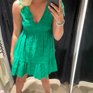 Zara klänning - Grön klänning från zara, köpt förra året💚💚 har varit en stor favorit men använder inte längre