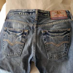 Lågmidjade Replay jeans i en rak modell. Jag köpte de här på plick men passade tyvärr inte mig