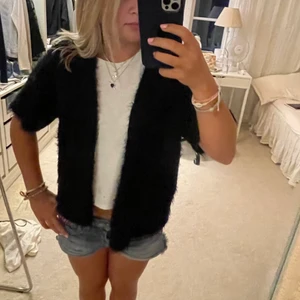 Lurvig kofta - Säljer denna kortärmade kofta i lurvigt mjukt material❤️