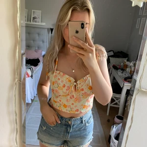 Blommigt linne  - Gulligt linne från Moa Mattssons kollektion för NAKD. Aldrig använt och lapparna är kvar. Nyskick 