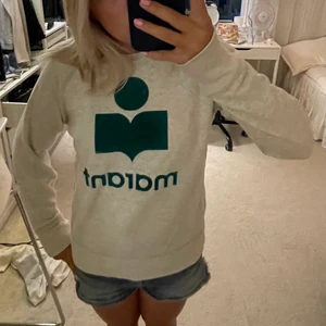 Isabel marant sweatshirt - Säljer nu denna superfina och äkta isabelmarant tröja jag köpt på Jackie❤️❤️ köptes för 2000kr!! Använd fåtal gånger och i superskick, köp direkt 1700kr